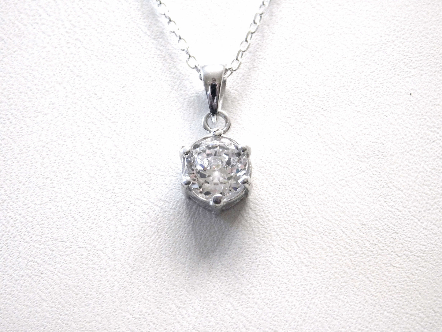 Solitaire Round Brilliant Cut Pendant