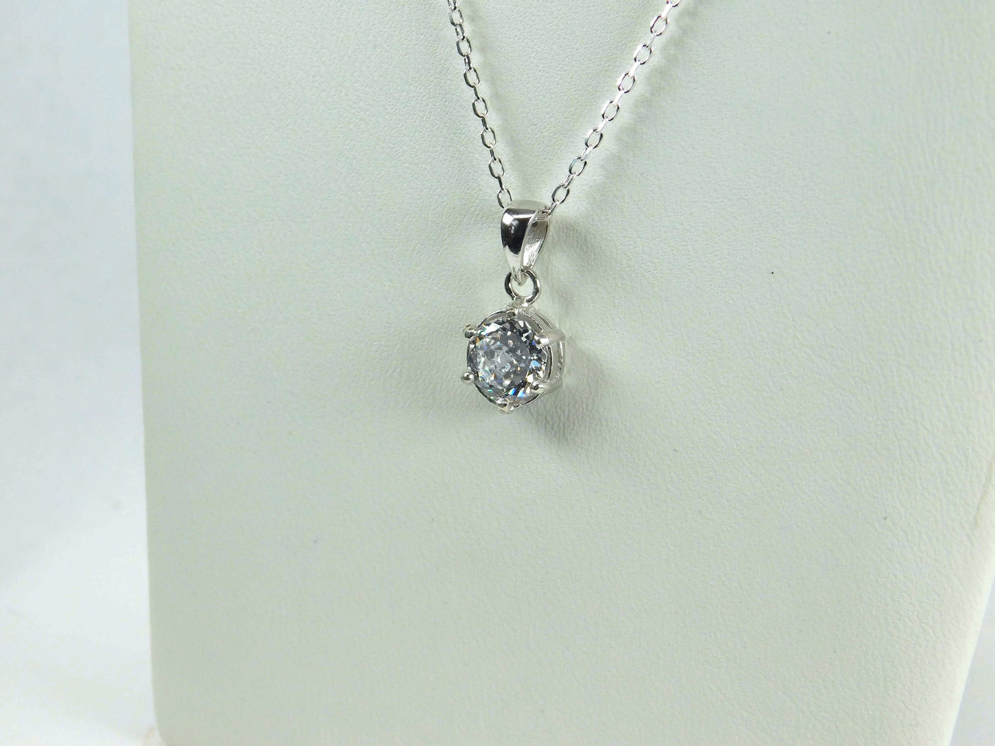 Solitaire Round Brilliant Cut Pendant